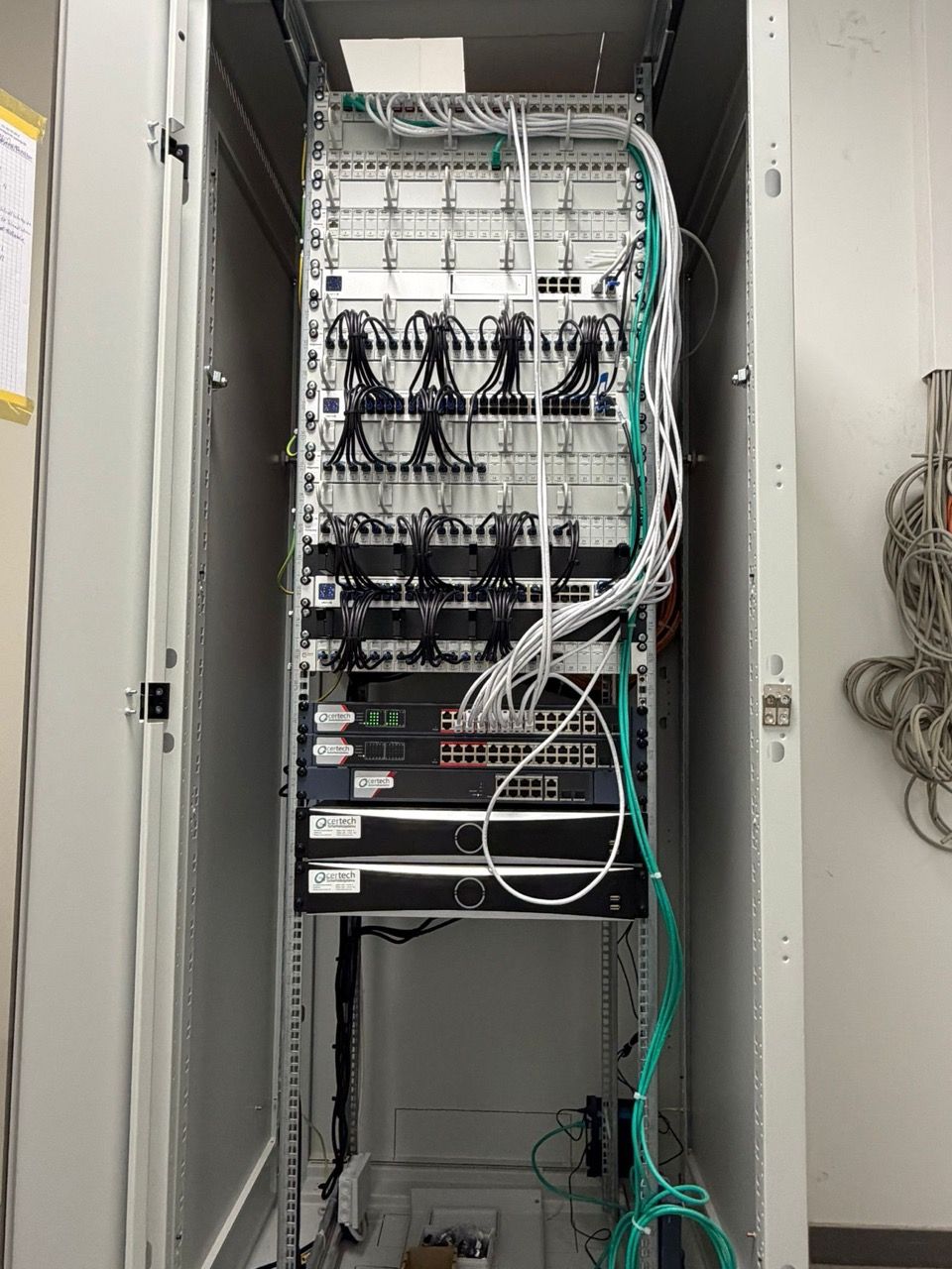 Infografik: Ein PoE-Switch versorgt Geräte über dasselbe Ethernet-Kabel mit Daten und Strom