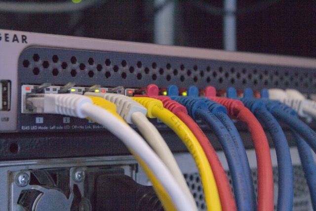 WLAN-Access-Point an einer Bürodecke, angeschlossen über ein einzelnes Netzwerkkabel