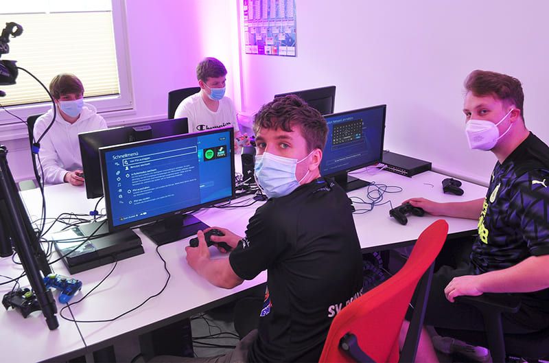 Spieler mit Controllern an PS4-Spielplätzen vor dem Halbfinale