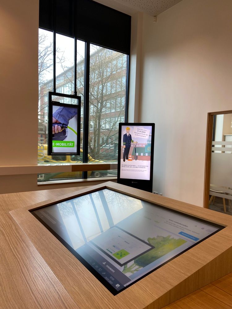 Digital Signage im Kundencenter der Stadtwerke Emden: Informationsdisplays an der Wand und als Info-Stele