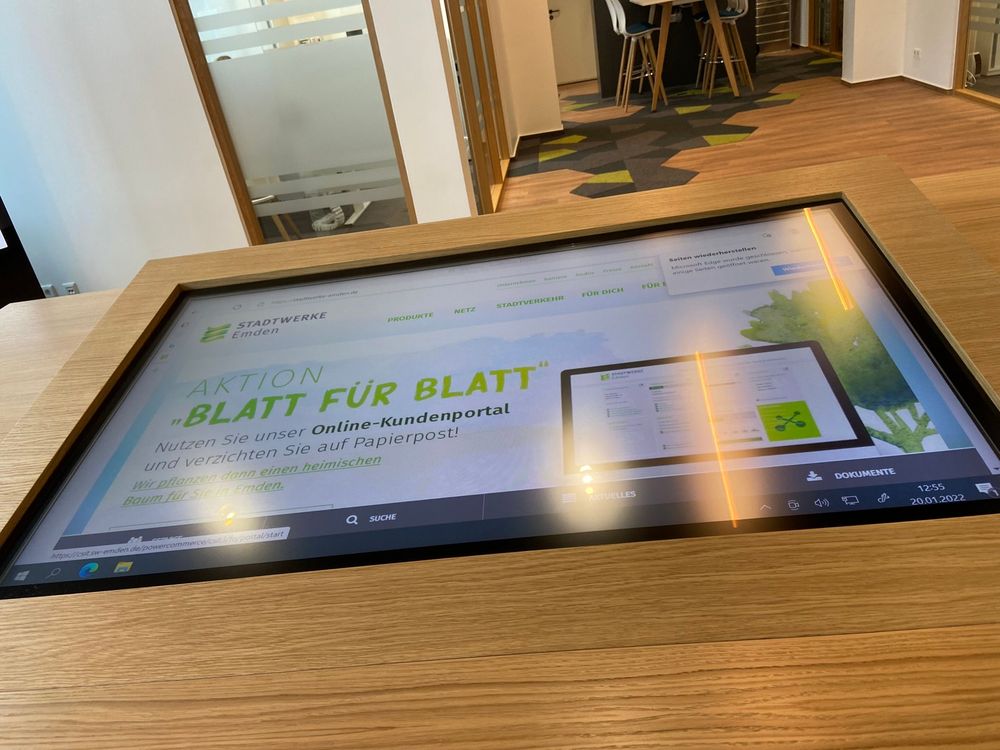 Digital Signage im Kundencenter der Stadtwerke Emden: Informationsdisplays an der Wand und als Info-Stele