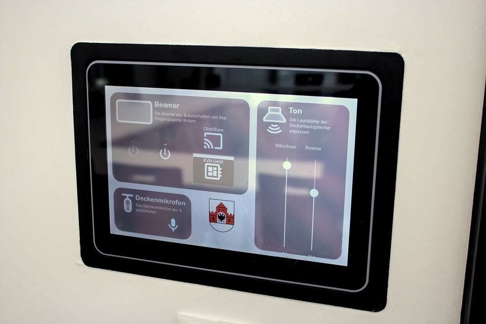 Interaktives Wandtablet mit Bedienoberfläche für Beamer, Ton und Deckenmikrofon sowie dem Wappen der Gemeinde Friedeburg