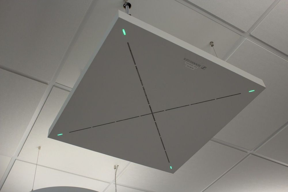 Quadratisches Sennheiser-Deckenmikrofon mit grünen Status-LEDs, abgehängt unter der Saaldecke