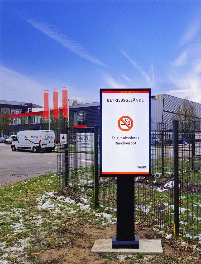 Digital-Signage-Display mit aktuellen Informationen an einem Standort der MKW