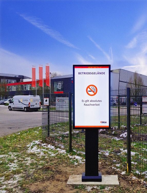 Digital-Signage-Display mit aktuellen Informationen an einem Standort der MKW