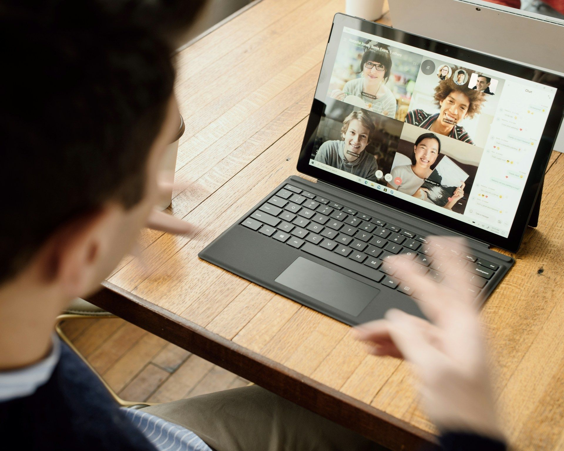 Surface Gerät mit einer Vidoekonferenz